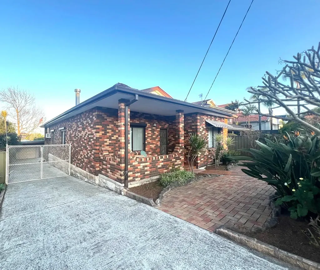 BEAUTIFULLY PRESENTED HOME IN A GREAT LOCATION.