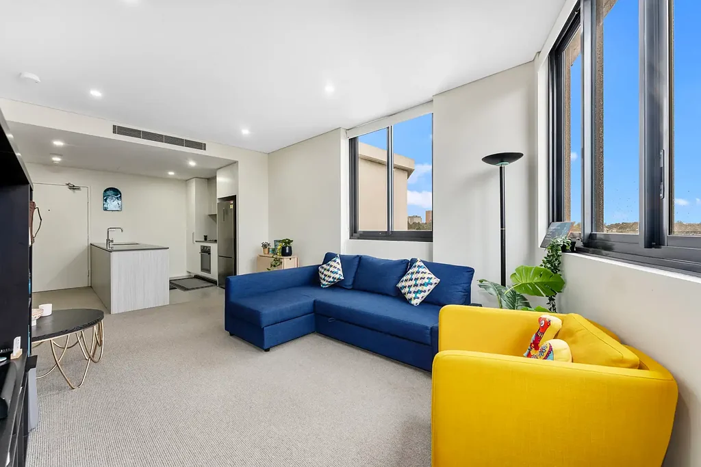 South Hurstville 1Zimmer Views of Botany Bay. Modern Apartment. Walk to Shops & Transport. Just Move In.