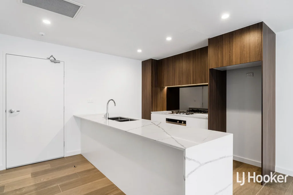 Beautiful 2 Bedroom Apartment - Walk to Shops and Station!