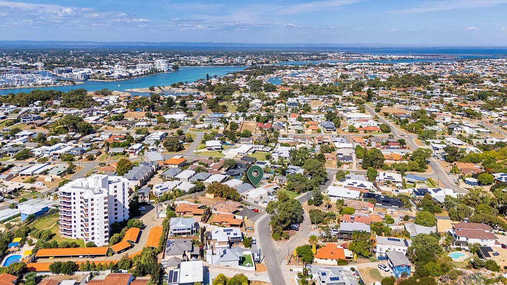Halls Head 3chambre Coastal Investment Opportunity.