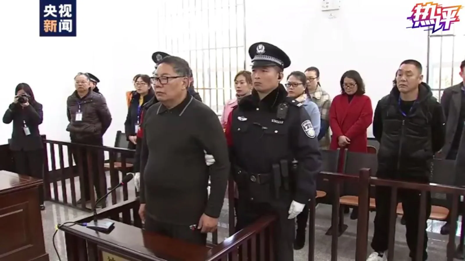 孙小果案,是怎么“撂倒”这么多人的