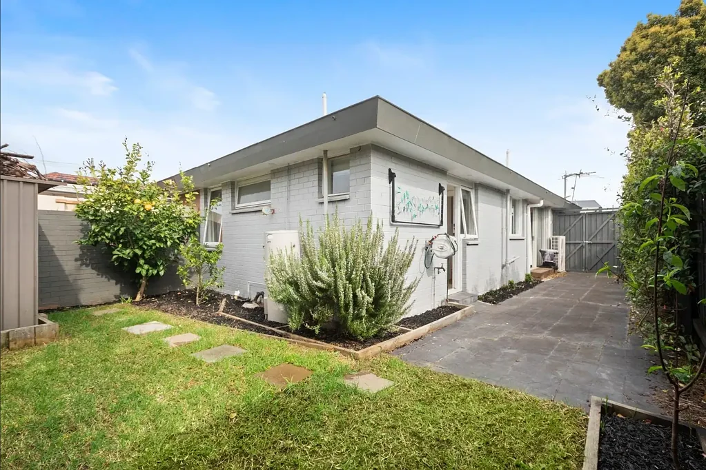 Moorabbin 2ਬੈੱਡਰੂਮ Security, Style & Approx. 243sqm of Owners Corporation-Free Land!