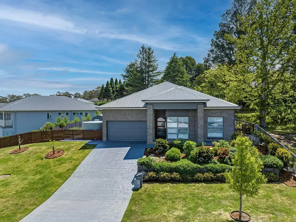 Bundanoon 4房  Split level living in highly sought after location