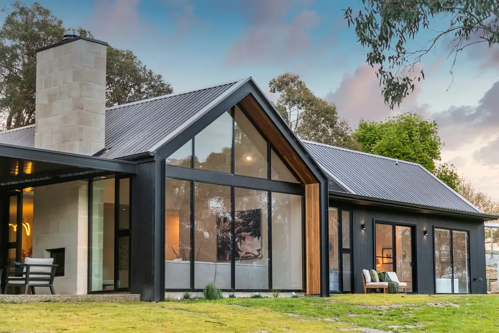 Mylor 4ਬੈੱਡਰੂਮ 'Valchiusa'; an otherworldly home with a golden outlook on some six magical acres