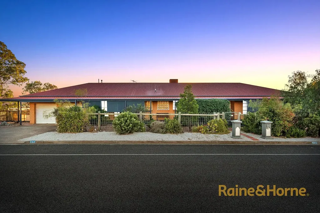 Bacchus Marsh 4房 宽敞半英亩地块 四卧主套书房 壮丽山景 开放式布局 壁炉车库多车位 低维护庭院 Spacious Family Living with Sweeping Views on Over Half an Acre