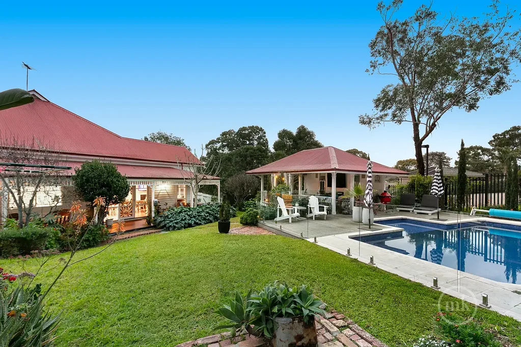 Plenty 5 Bedroom Relaxed elegance immersed in seasonal gardens