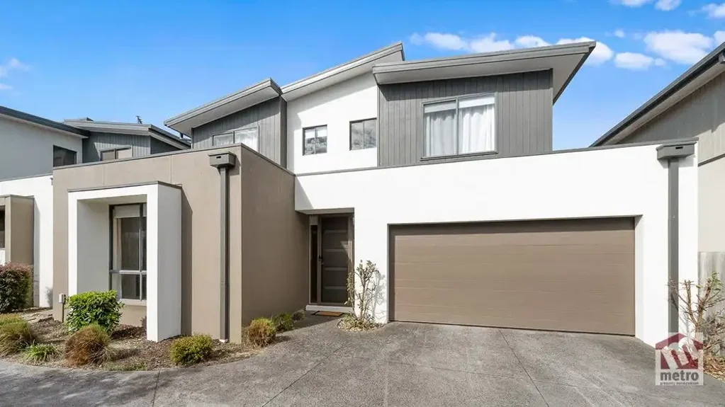 COMFORT & CONVENIENCE IN THE FRANKSTON HIGH SCHOOL ZONE!