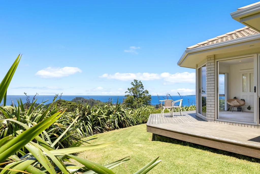 Leigh 3房  Spacious home with stunning sea views on 8 acres.