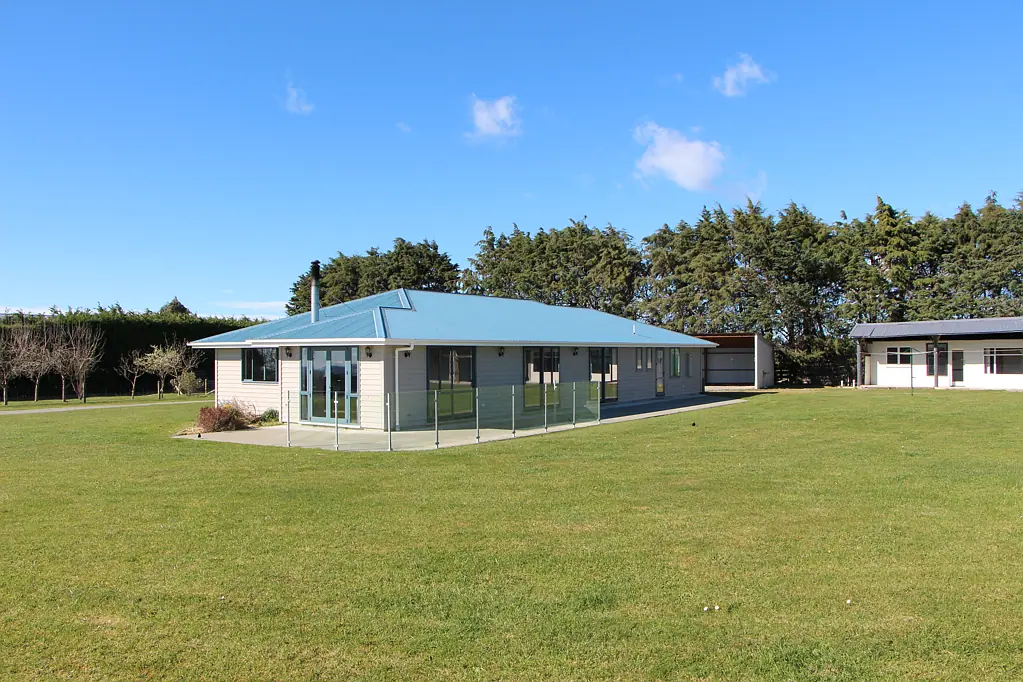Rosewill Modern Living in a Prime Position - 14 Hectares