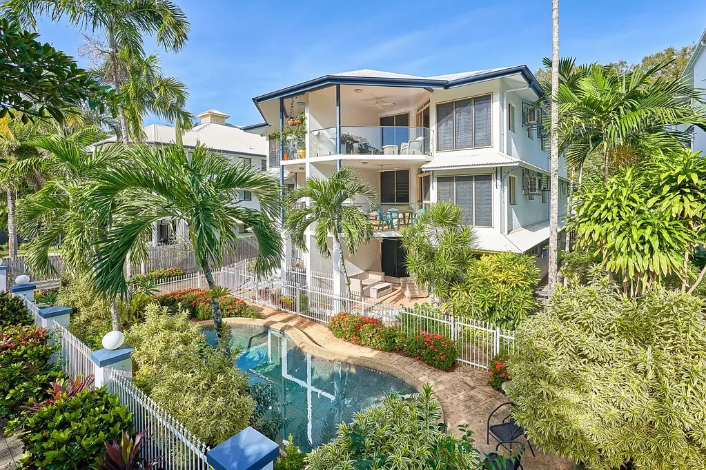 Yorkeys Knob 2Moenga Beachfront Living | Superb Apartment | Small Complex