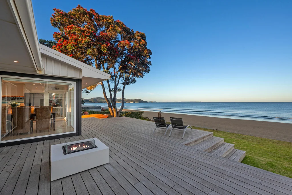 Orewa 3房  Beachfront Living, Future Possibilities