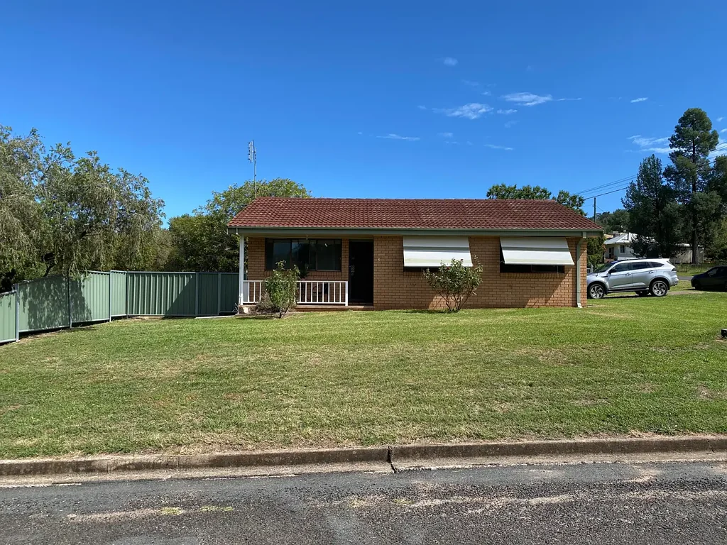 Eugowra 2房  Light-Filled and Immaculate on a Spacious 1,077 sqm Corner Block