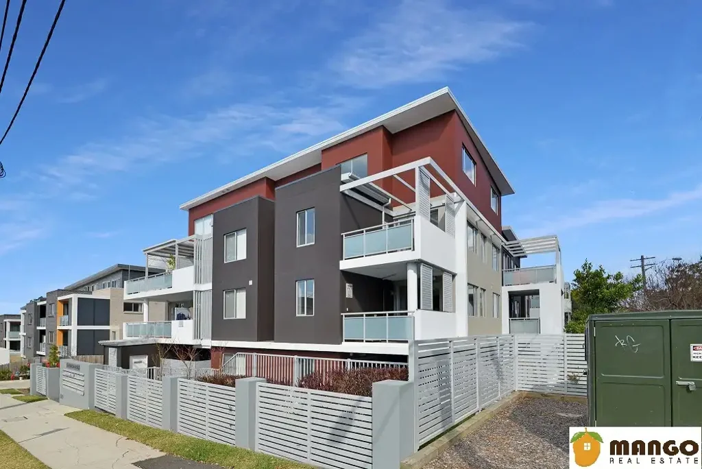 Very New Sunny Modern Split Level Apartment Close to Epping Station