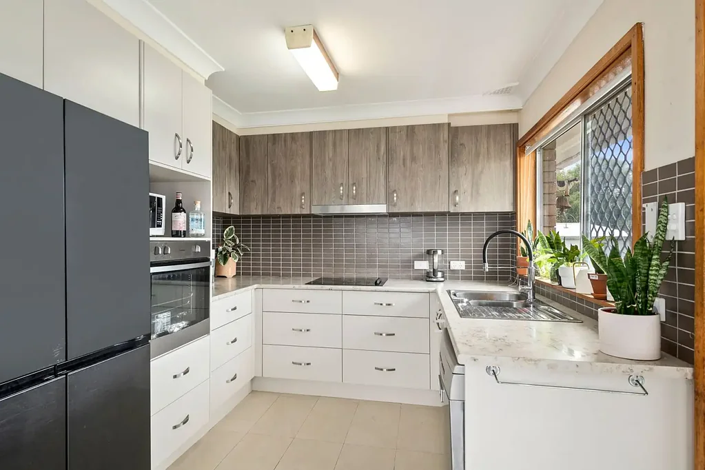 Moss Vale 2 Slaapkamer Well-Presented Brick Home on 727m² Sunny Northerly Aspect