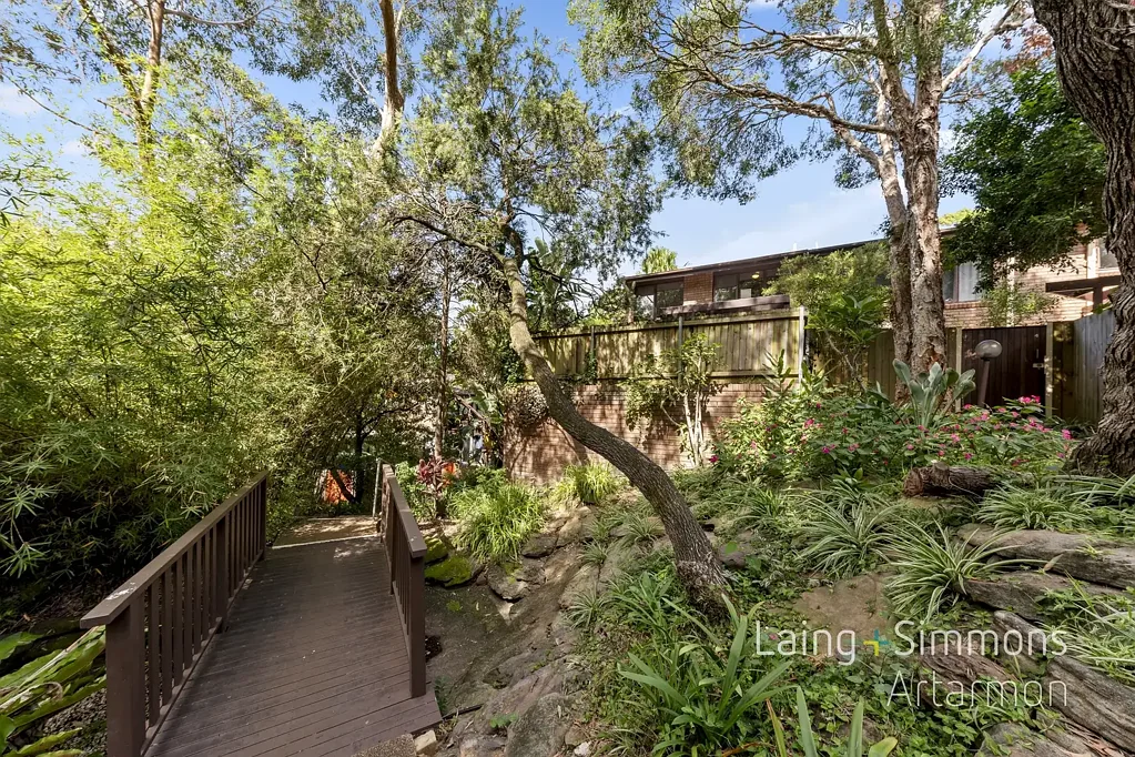 Modern Two-Level Townhouse with Private Courtyard and Kitchen Oven