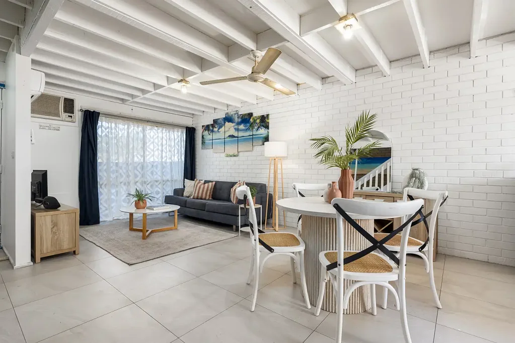 Lavington 3બેડરૂમ Three Bedrooms, Two Levels & Room to Improve!