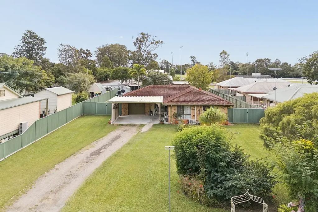 Morayfield 3房 优越地理位置 65.9m深度 双车棚带升降机 宽敞卧室 书房 厨房俯瞰庭院 全年娱乐区 The Ultimate Blend of Family Living Ultimate Shed Setup with Hoist