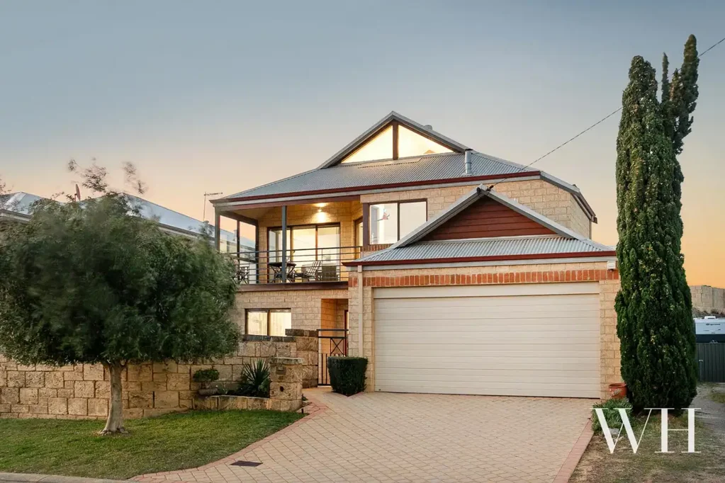 Beaconsfield 3房  Contemporary, Elevated Living with Ocean Outlooks