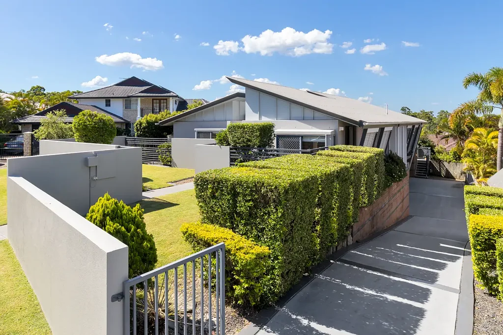 Chermside West 4Phòng ngủ Tranquil, Light Filled Living with Exceptional Renovations