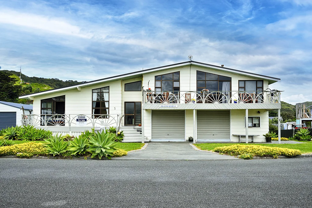 Mahia 5 Bedroom Size and space, and in a great place!
