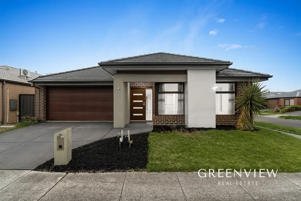 Clyde North 4房  Spacious Family Living on 415sqm in the Heart of Clyde North