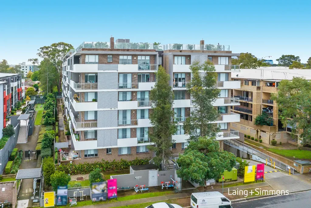 Mount Druitt 2房 现代设计 开阔空间 双阳台通风 现代厨房 主卧带套间 全屋木地板 理想地段 邻近交通购物 Stylish fifth-floor apartment with dual outdoor flow