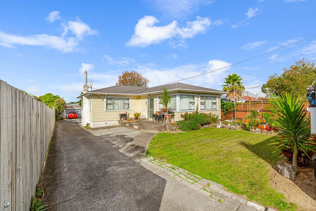 Te Atatu Peninsula 3 Bedroom Full Site Opportunity with Future Potential