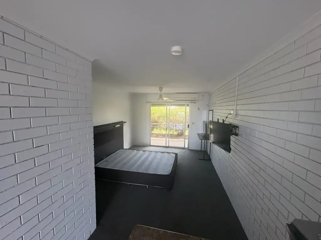 Furnished Room - Simply bring your own Mattress - Convenient Kingsthorpe Location