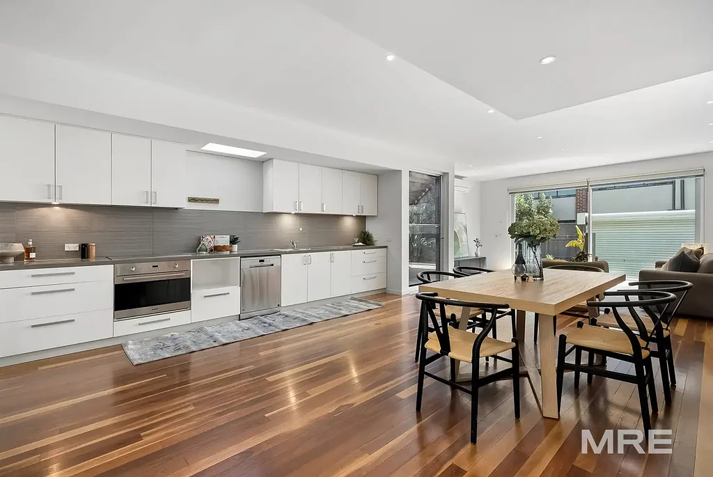 Contemporary Cul-de-sac living