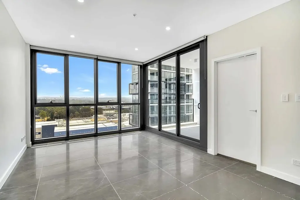Nearly New One Bedroom With Extra Study Room For Rent!!