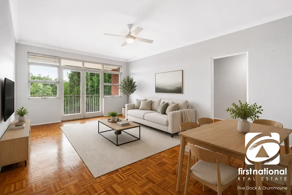 Spacious Top Floor Apartment in Prime Location