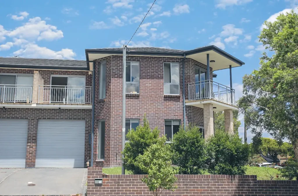 Beverly Hills 4部屋 Luxury Corner Duplex – Oversized, Stylish & Superb Location!