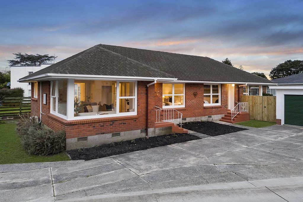 Hillcrest 6Kwarto EVERYTHING ON EVELYN - BRICK & TILES ON 678M2 MHS!