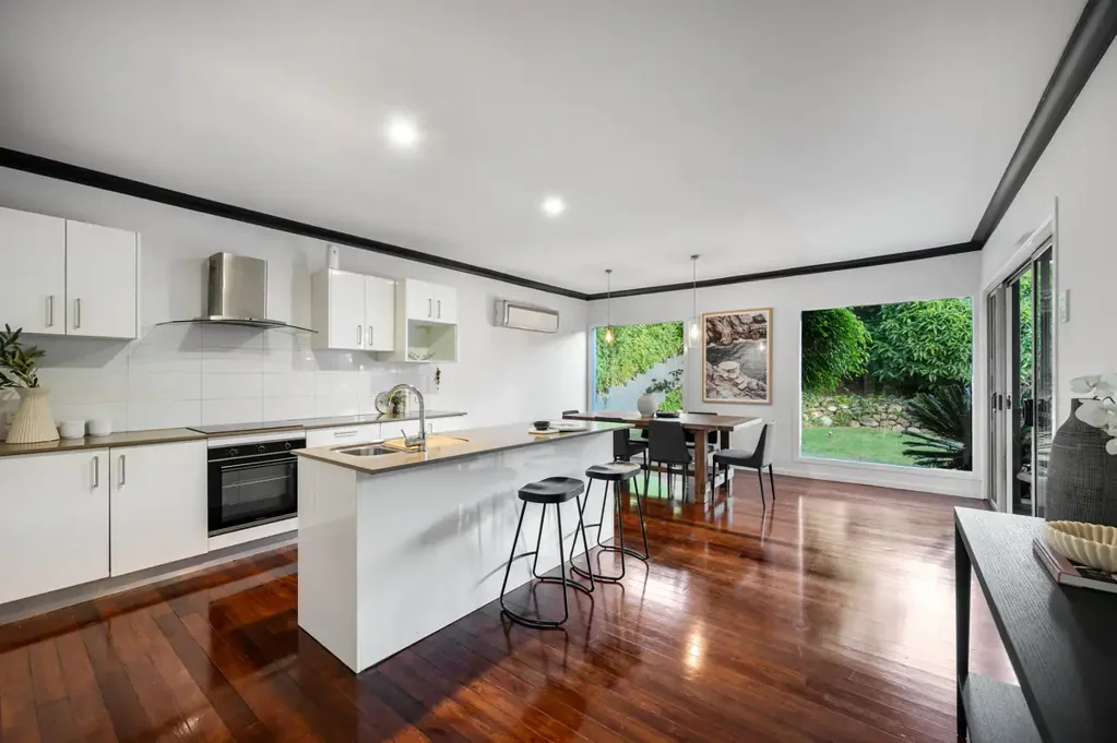 Mitchelton 5 Bedroom Your Private Oasis Awaits: Spacious 3-Story Home with Endless Possibilities!