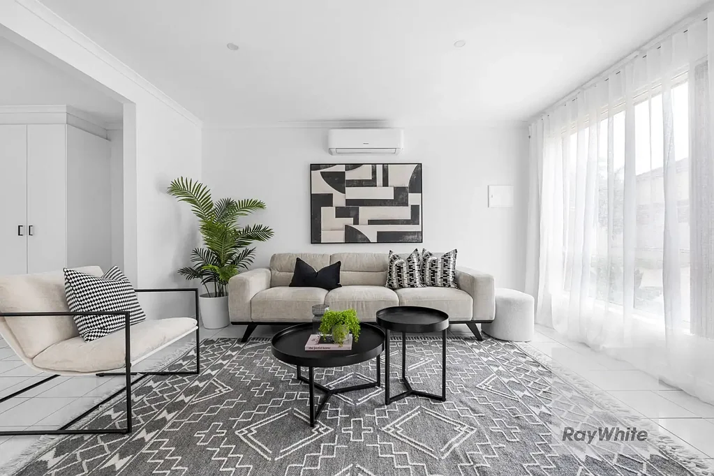 South Morang 2房 维护良好社区 时尚两层住宅 开放式设计 私人庭院 主卧宽敞 分体式冷暖 位置优越 购物便利 自然美景 Contemporary Living Made Easy