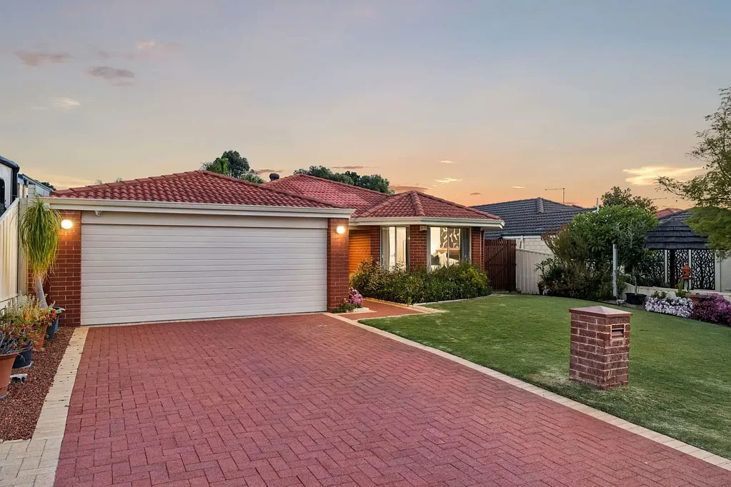 Kinross 4房  Energy-Efficient Family Living Opposite Peaceful Bushland