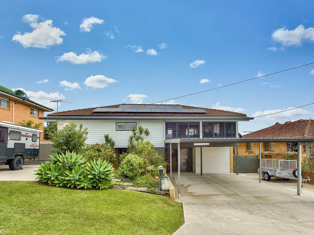 Everton Park 3ห้องนอน Elevated Entertainer Across Two Levels, Fully Renovated as Dual Occupancy