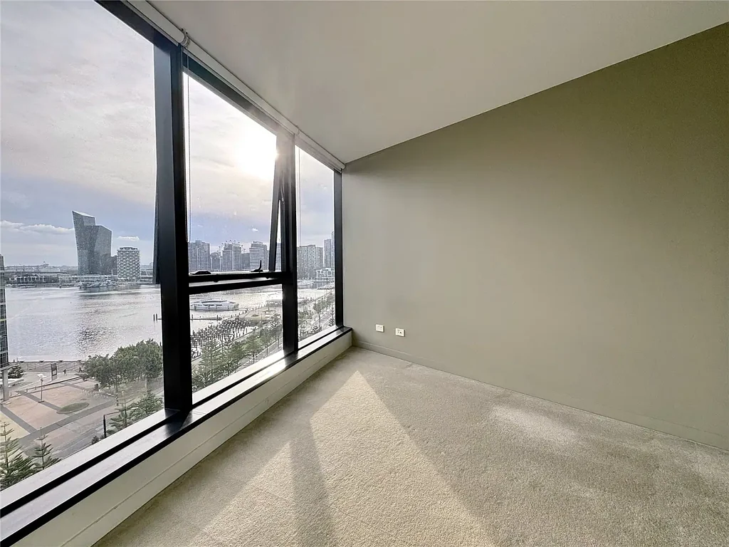 One-Bedroom Apartment with Stunning Harbour Views