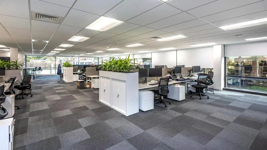 Greenlane TOP FLOOR WITH PLEASANT OUTLOOK