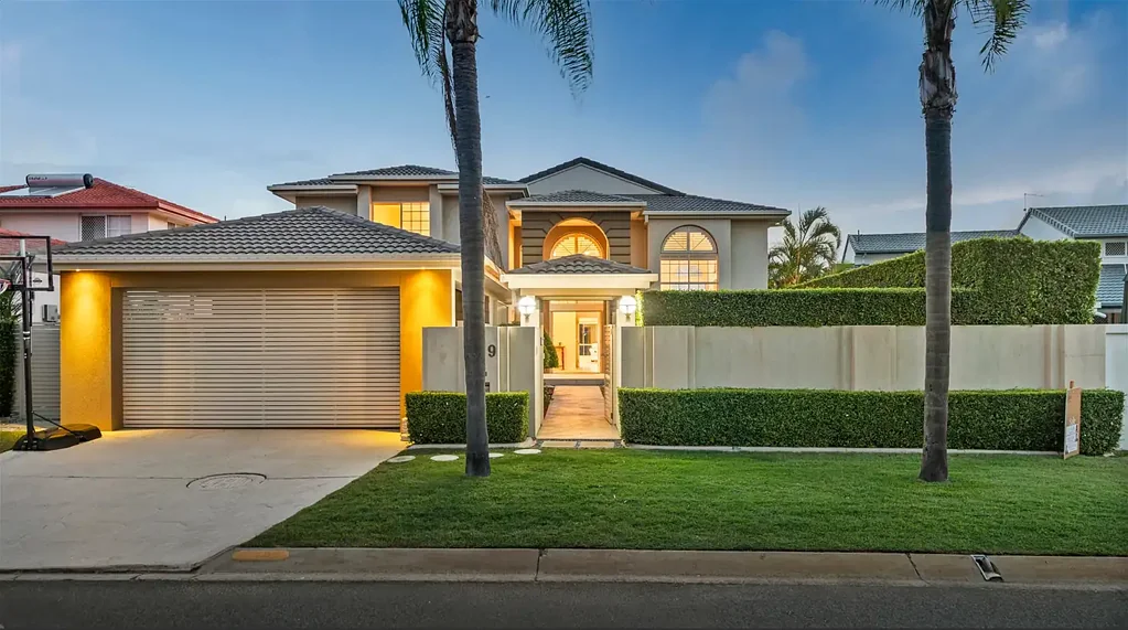 Waterfront Luxury Living in Prestigious Runaway Bay Islands