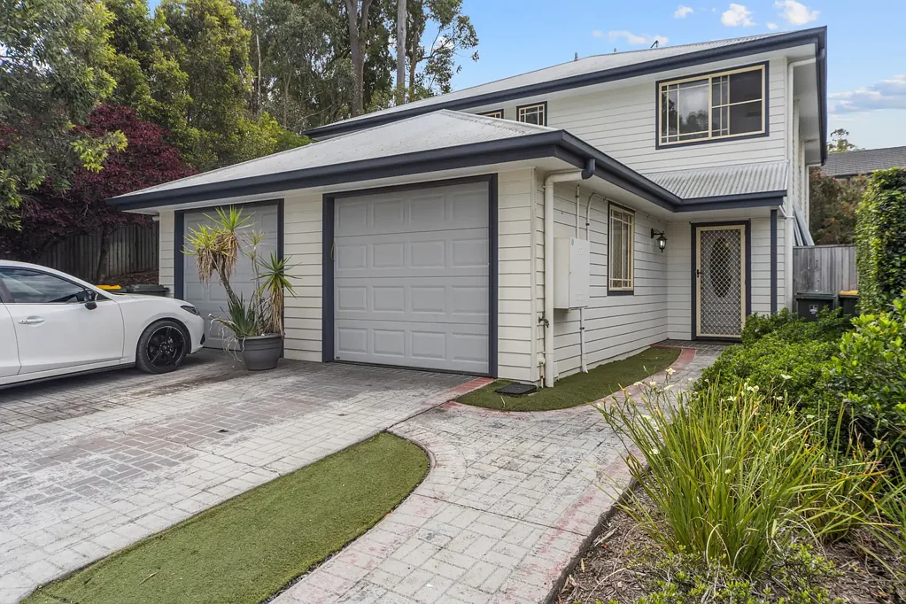 Poinciana Park townhouse with aircon + complex pool and BBQ facilities