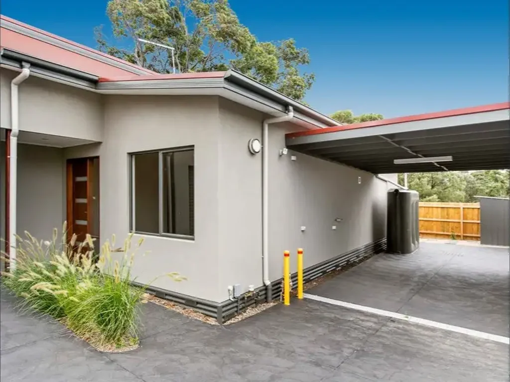 Modern 3-Bedroom Home with Ensuite, Courtyard & Prime Location!