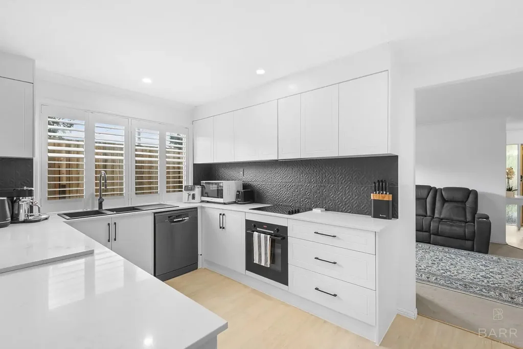 Kenmore 4ਬੈੱਡਰੂਮ Spacious Family Living in a Private Cul-de-Sac with Multiple Living Areas & Outdoor Entertaining