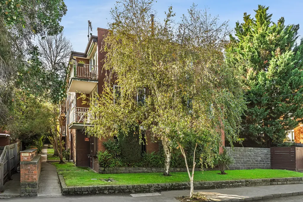 St Kilda East 2房 精品楼宇状况佳 宽敞布局自然光 绿意外景市中心 成熟植被宁静感 步行可达生活区 西向起居朝西阳台 树丛环绕私密柔 满足午后阳光 分体空调舒适宜 东厨晨光立式灶 燃气灶台洗碗机 充足储物操作面 主卧朝东内置柜 可调光照明西向视野 独立浴缸洗衣设 安全车库添实用 静St Kilda角落 Carlisle街Balaclava站 City Tram步行便 Alma Park St Kilda Beach 海滨步道湾生活 Leafy Outlooks, Walkable Lifestyle