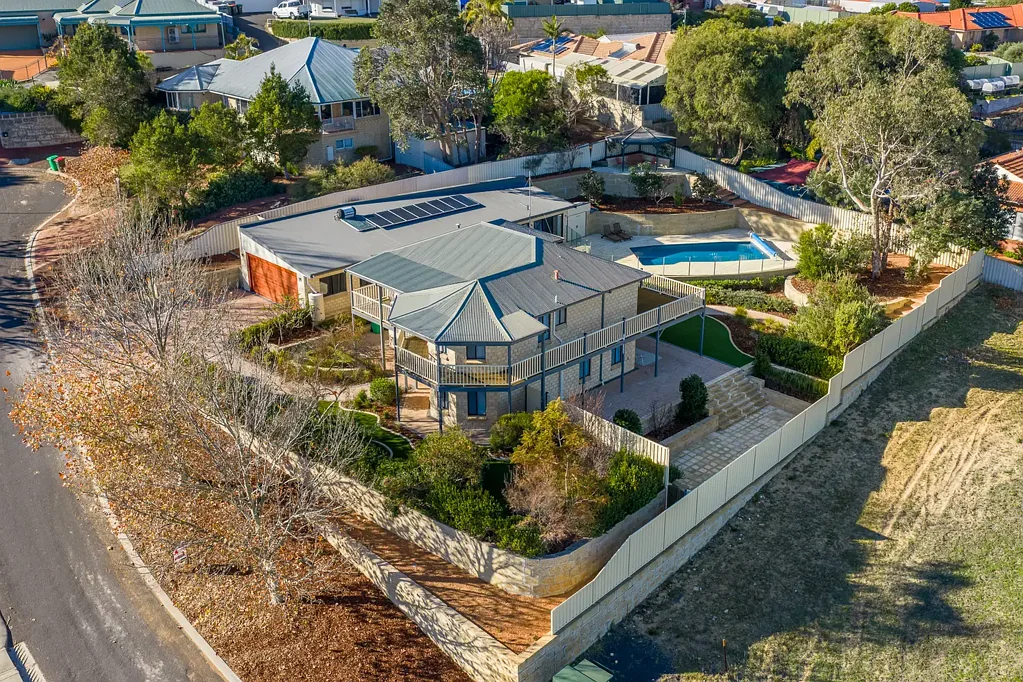College Grove 4房  Elevated Family Living with Granny Flat & Pool