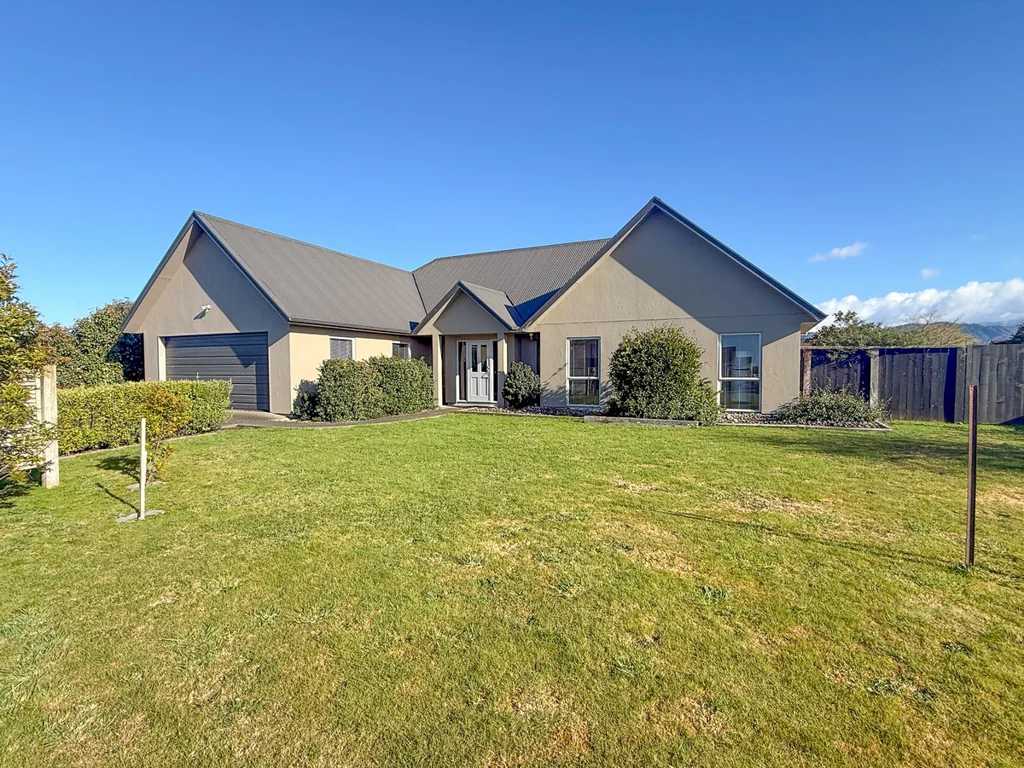 Carterton 4Moenga Timeless Design in a Fabulous Location