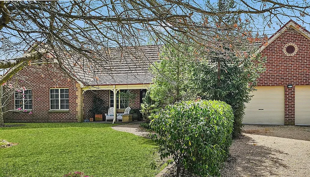 Bowral 4房  Masterbuilt home on a tree-lined street
