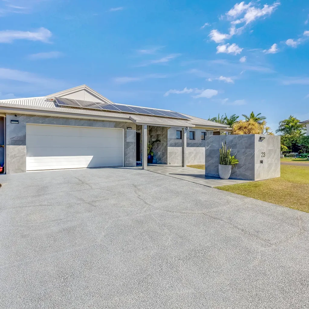 Coral Cove 4房  RENOVATED COASTAL ENTERTAINER WITH GOLF COURSE AT YOUR BACK DOOR AND MINUTES TO THE NEACH