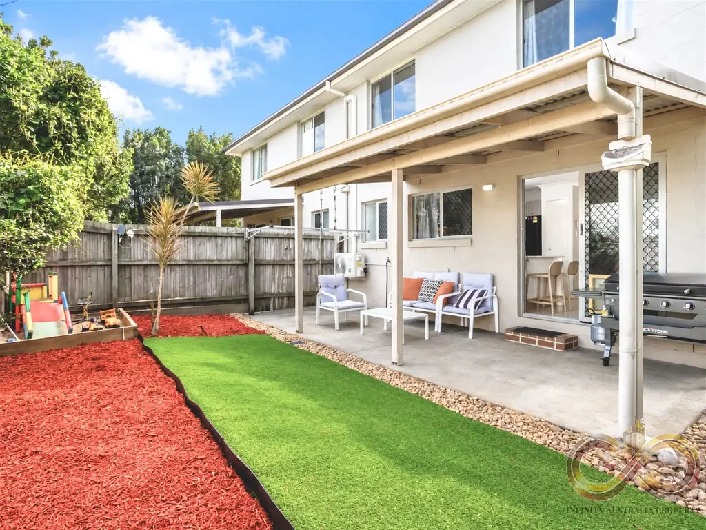Brendale 3Moenga 3-Bedroom End Townhouse with a House-Sized Backyard & No Rear Neighbours