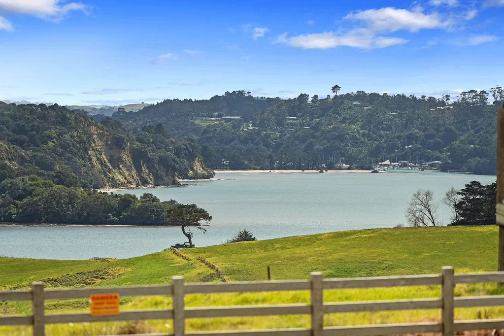 220 Vaughans Road, Long Bay